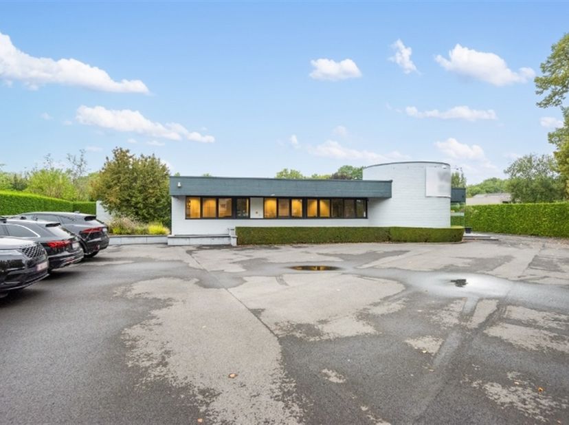 Dit uitzonderlijke pand is gelegen op wandelafstand van het centrum van Aalst, een top locatie met heel grote zichtbaarheid. Het pand staat momenteel
