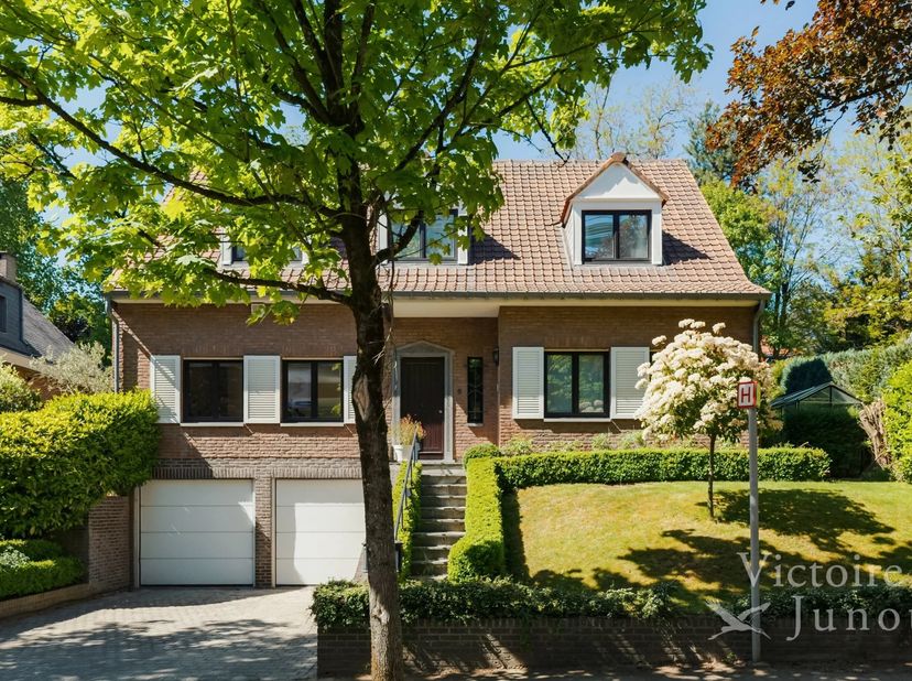 In een tuin van groen in het hart van een residentiële wijk in Ukkel, biedt deze prachtige villa in uitstekende staat een zeldzame woonomgeving die el