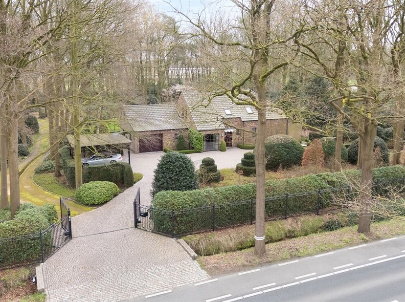 Deze ruime villa is centraal gelegen en biedt een lichtrijke leefruimte met gashaard en grote raampartijen die uitkijken op de tuin. De open keuken is