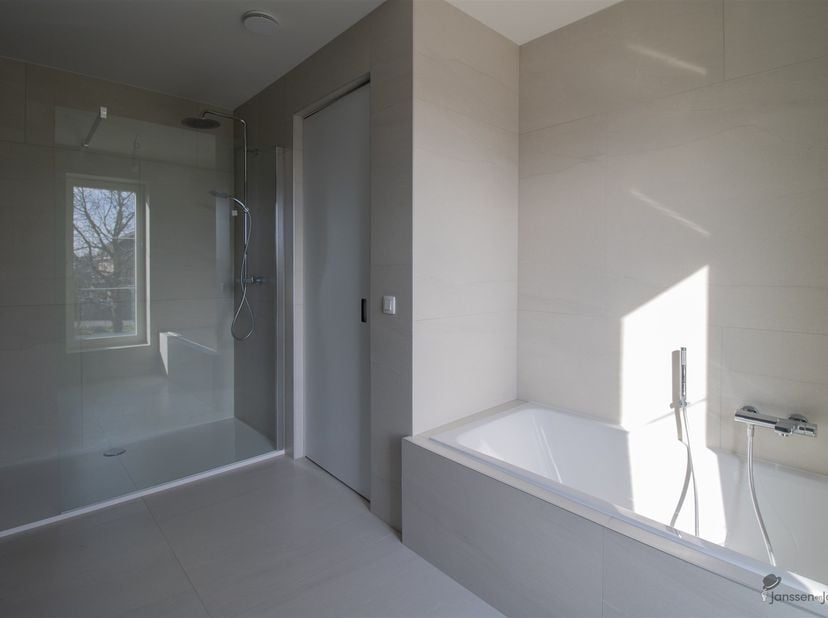 HOB de 2 à 3 chambres nouvellement construit avec des finitions luxueuses.<br />
<br />
Lisez les AVANTAGES ci-dessous !<br />
EPC= -13 donc A+ don