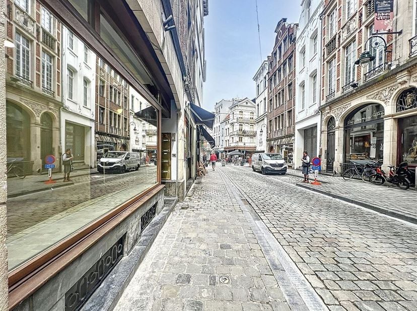 Gloednieuwe zaak naast de Grote Markt! Super gloednieuwe zaak midden in het centrum van Brussel, op minder dan 50 m van de Grote Markt! Een levendige
