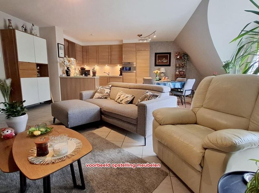 Bent u op zoek naar ruimte, licht en een uitstekende ligging? Dan is dit prachtig onderhouden appartement van maar liefst 118 m² precies wat u zoekt.<