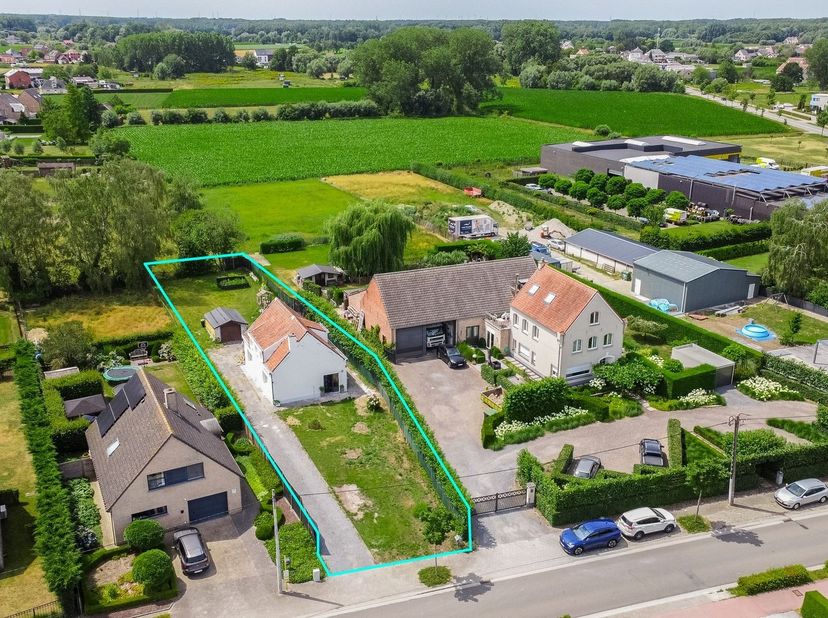 Deze karaktervolle woning vormt een unieke opportuniteit voor wie op zoek is naar een renovatieproject met tal van mogelijkheden. Gelegen in een rusti