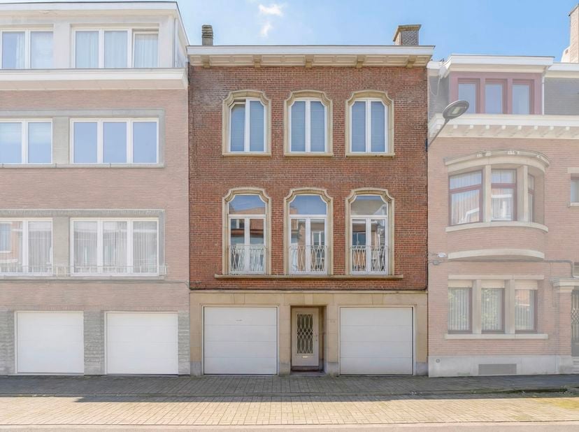 Maxime Real Estate vous propose un immeuble de rapport idéalement situé à proximité immédiate de Montgomery, dans une rue calme à sens unique, tout en