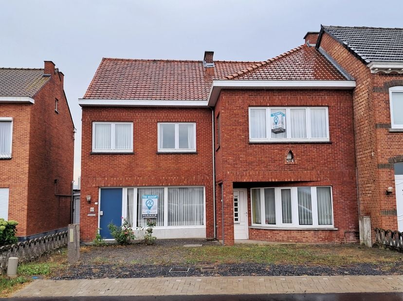 Op zoek naar een investeringspand?<br />
Deze 2 woningen steenweg 79 en 81 worden samen verkocht.<br />
Het zijn thans 2 afzonderlijke woningen met ee