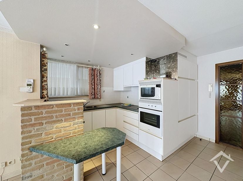 Bent u op zoek naar comfortabel gelijkvloers wonen op een toplocatie? Dan is dit ruime appartement in de Langepijpestraat te Torhout zeker een bezoek