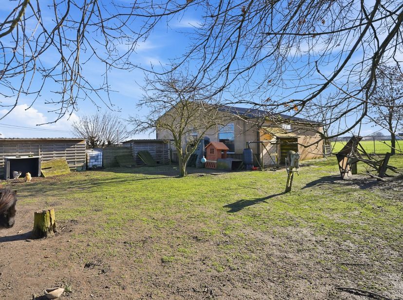 Op een landelijke en rustige locatie in Aartrijke bevindt zich deze instapklare open bebouwing  op een prachtig perceel van 3.270 m² met een straatbre