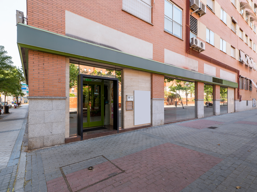 OPTIE:<br />
BRUSSEL (1160 Oudergem): Medische praktijken / polykliniek (#1X+5_NORI_BRU_3)<br />
• Commercieel gelijkvloers met kelders en 9 buitenrui