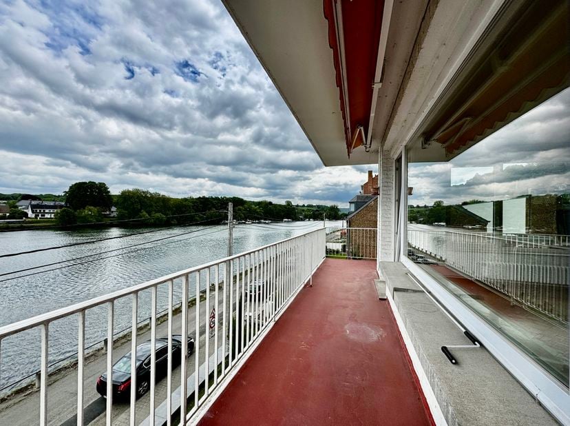 NAMUR, vlak bij alle voorzieningen en winkels, mooi APPARTEMENT AAN DE MAAS (2 slaapkamers/1 badkamer) met een terras op het zuidoosten. Het apparteme