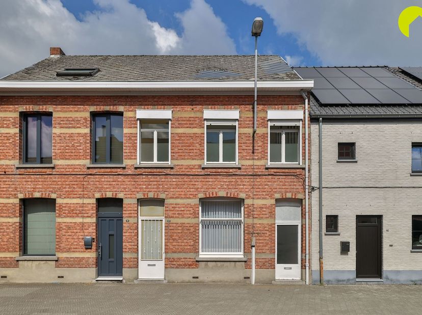 Bent u op zoek naar een woning met voldoende ruimte voor het hele gezin? Dan is deze karaktervolle woning aan de Vianenstraat 94 in Turnhout zeker het