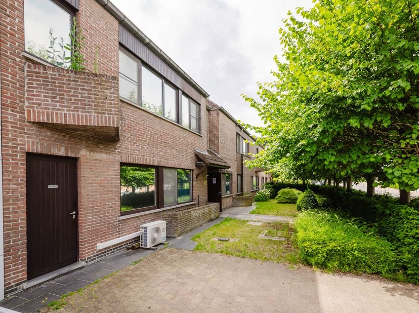 Ligging<br />
Dit voormalig rusthuis bevindt zich in woongebied en op een strategische locatie met een vlotte bereikbaarheid, een uitstekende verbindi