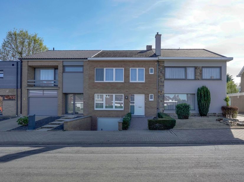 Deze charmante woning in Landen biedt dankzij haar vier slaapkamers volop ruimte voor een groter gezin of voor mensen die van thuis uit werken. De won