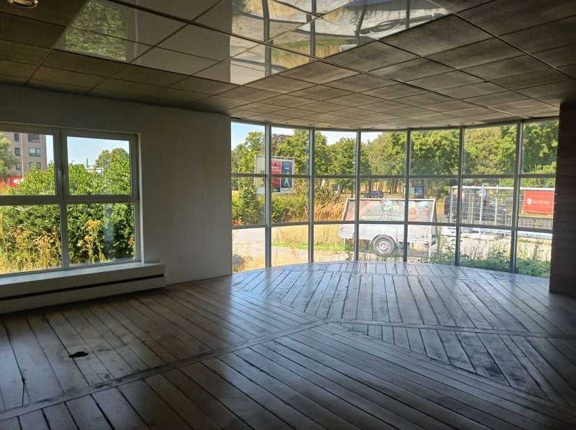 Magazijn (8m hoog) en kantoren te huur op Antwerpen Linkeroever nabij E17/E34. Tram voor de deur.<br />
<br />
--------<br />
opsplitsbaar<br />
<br /