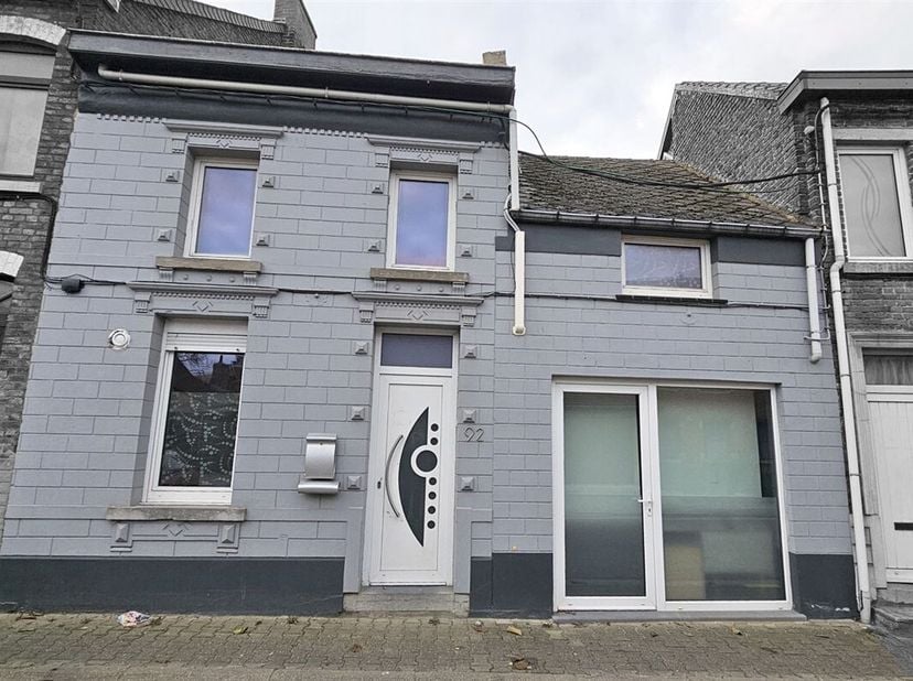 -SOUS OPTION- PLUS DE VISITES Prix: Offre à partir de 115.000 euros, frais d'agence non inclus et à charge de l'acquéreur. <br />
Maison à rafraichir