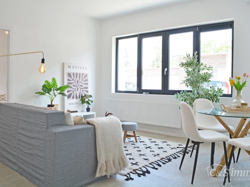 Dernière unité à vendre ! Rendement de 4 %<br />
Découvrez cet appartement élégamment aménagé, situé dans un immeuble entièrement rénové avec style, à