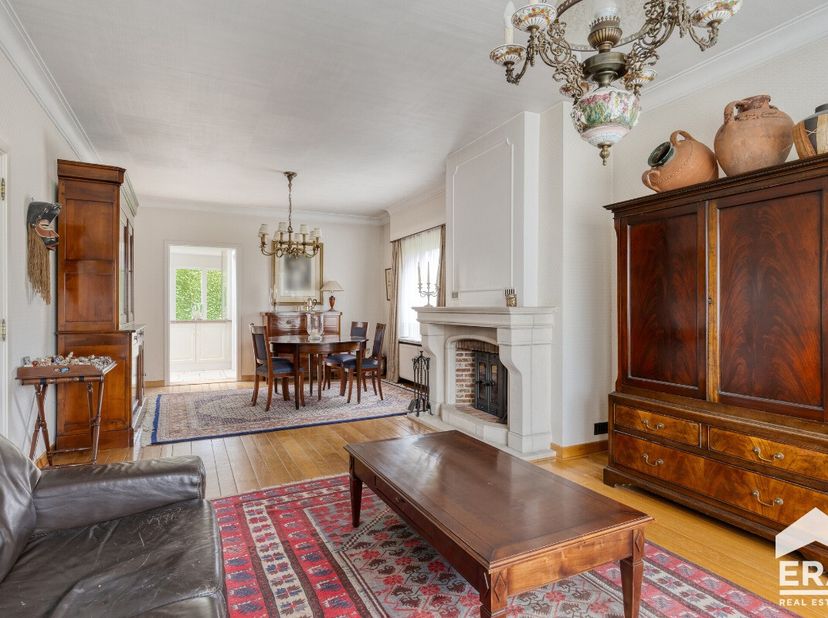 Charmante gezinswoning met 3 slaapkamers. Bent u op zoek naar een ruime gezinswoning met karakter, veel lichtinval en tal van mogelijkheden? Dan zal d