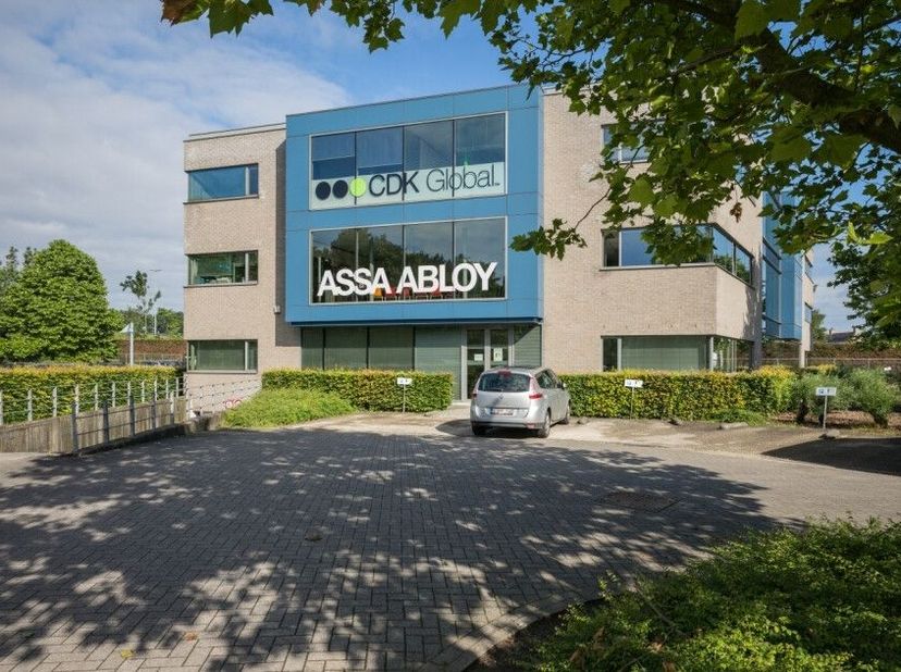 Ces bureaux à louer sont situés au 2ème étage d'un immeuble de bureaux spacieux et lumineux à Melle. Le bâtiment est très facilement accessible et off