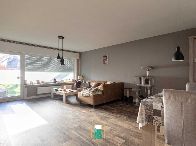 Een gelijkvloers vernieuwd appartement, met eigen terras aan een binnentuin, over een buitenkans gesproken.<br />
Dit appartement op de begane grond i