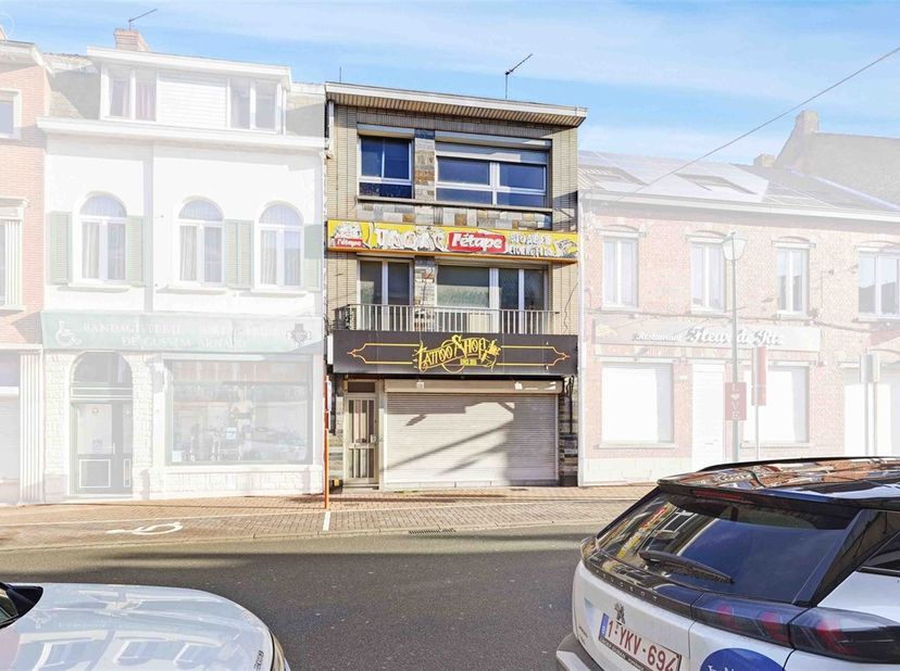 Te renoveren handelspand van ongeveer 280m² met tuin in het hart van het centrum van COMINES. Een gebouw met veel mogelijkheden.