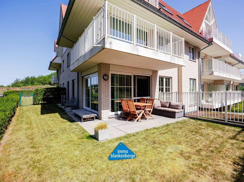 Ontdek dit stijlvol gelijkvloers appartement in de Driftweg 175 te De Haan, waar rust, comfort en hoogwaardige afwerking naadloos samenkomen. Op een b