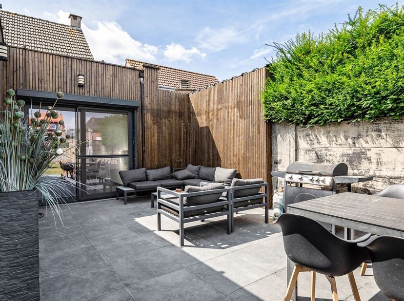 Ideale gezinswoning met een grote tuin en ruim gelijkvloers<br />
Ligging: doodlopende steeg, tussen Rodeborgstraat en Tarwestraat, zeer rustig, openb
