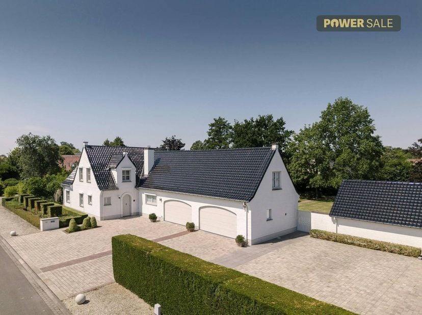 Ontdek deze ruime alleenstaande villa, rustig gelegen in de Jachthoornstraat 34 te Rumbeke, op een uitzonderlijk perceel van maar liefst 2.519 m². De