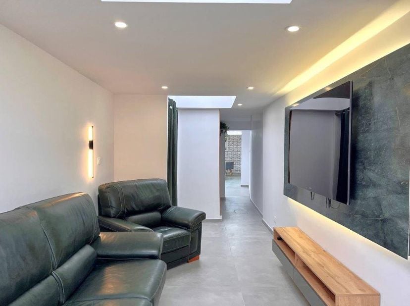 Deze ruime halfopen woning biedt een inkomhal, lichtrijke living, volledig uitgeruste keuken, badkamer en een slaapkamer op het gelijkvloers. Aansluit