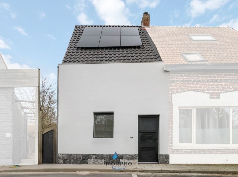 Wonen op een centrale ligging met winkels, scholen en voorzieningen op wandelafstand? Deze volledig vernieuwde halfopen woning (2025) combineert topli