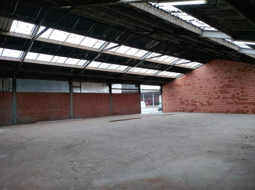 Op een vlot bereikbare locatie in Ruddervoorde bevindt zich deze ruime opslagloods van ca. 400 m². De loods is ideaal voor opslag, logistiek of lichte