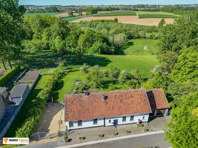 In het charmante Zammelen bevindt zich dit unieke landhuis, een zeldzame combinatie van geborgenheid en authenticiteit.<br />
Als natuurgebied staat Z
