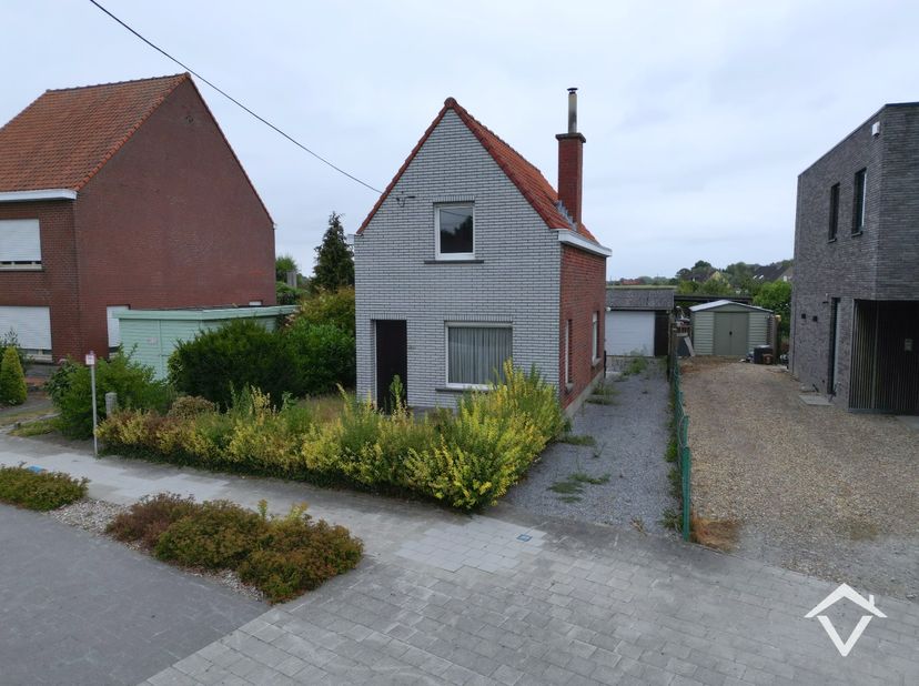 Deze woning is gelegen in een rustige straat met optimale verbinding naar de E403, het stadcentrum en nog veel meer! <br />
<br />
De indeling is als