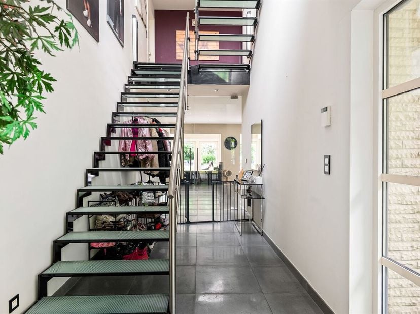 Deze stijlvolle en instapklare villa is gelegen op een bijzonder mooi perceel van ca. 1.246 m² in de gegeerde woonwijk Bloemaard te Brasschaat. Deze r