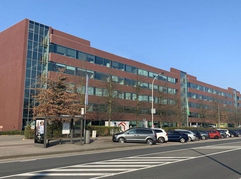 1087m² kantoorruimte op 2e verdieping<br />
Ligging: nabij het station van Berchem, de Antwerpse ring en de luchthaven van Antwerpen<br />
Specificati