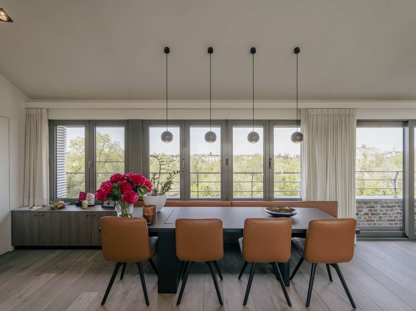 Op zoek naar een exclusief penthouse te koop in Harelbeke? Aan de gegeerde Banmolens geniet u van een uniek frontaal zicht op de Leie, met een ademben