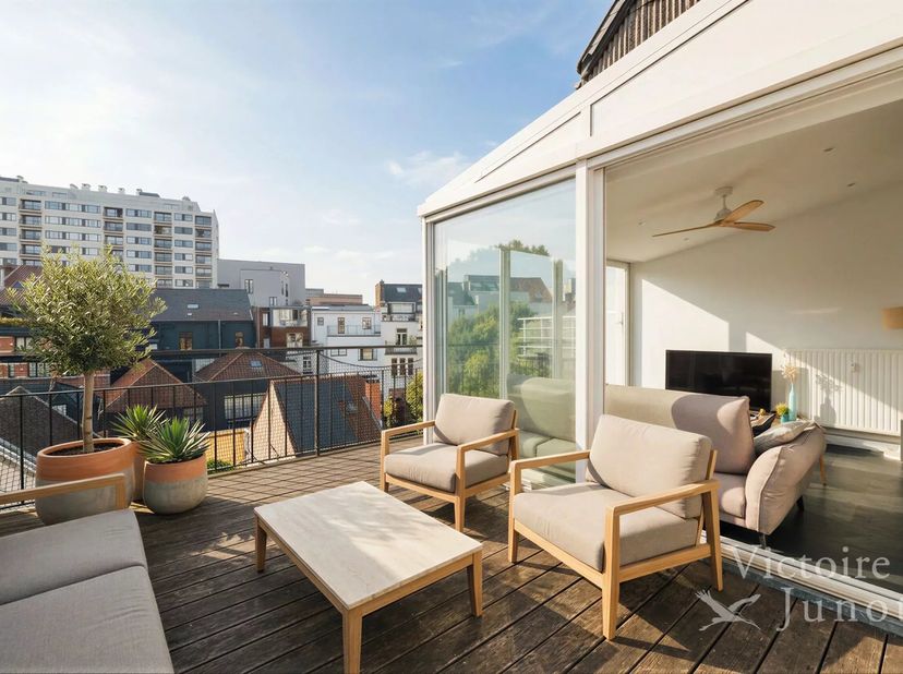 Zeer mooi en charmant appartement met veel lichtinval, ideaal gelegen in een herenwoning naar het ontwerp van Gustave Strauven, tussen de Louizalaan e