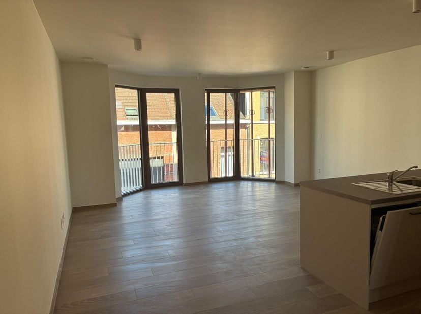 Nieuwbouw lichtrijk twee-slaapkamer appartement van 90 m2 met terras in de opkomende en dynamische Damwijk in Antwerpen-Noord. Het Eilandje, Park Spoo