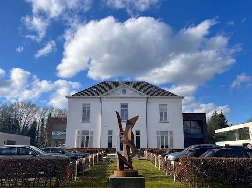 Moderne kantoren met diensten in een statig kantoorgebouw langsheen de Kortrijksesteenweg.<br />
<br />
Volgende diensten zijn inbegrepen:<br />
Gebru