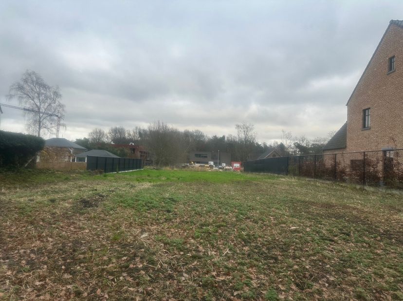 Bouwgrond voor open bebouwing vlakbij het natuurpark Beerzelberg.<br />
Dit perceel heeft een oppervlakte van 899 m², een straatbreedte van 18 meter e