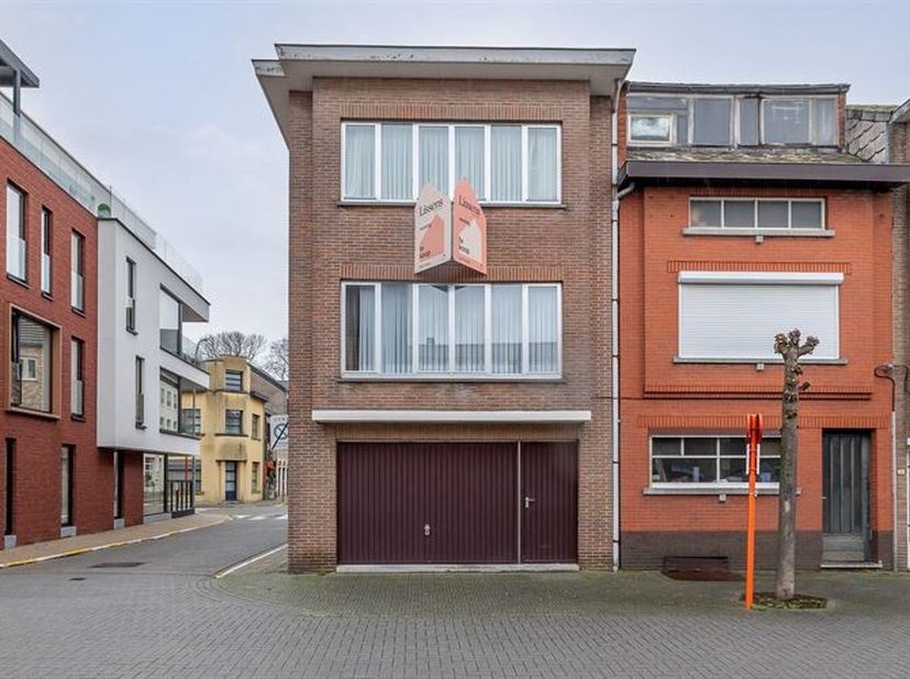 Vous recherchez un logement agréable dans un emplacement de choix ? Cet appartement bien entretenu, situé au rez-de-chaussée, se trouve au centre de S