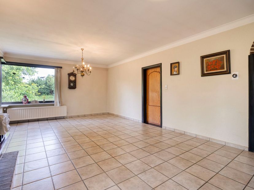 Deze woning met 3 slaapkamers is rustig gelegen in de Benoit Belmansstraat, een aangename zijstraat op slechts 100 meter van de Markt. Een absolute tr