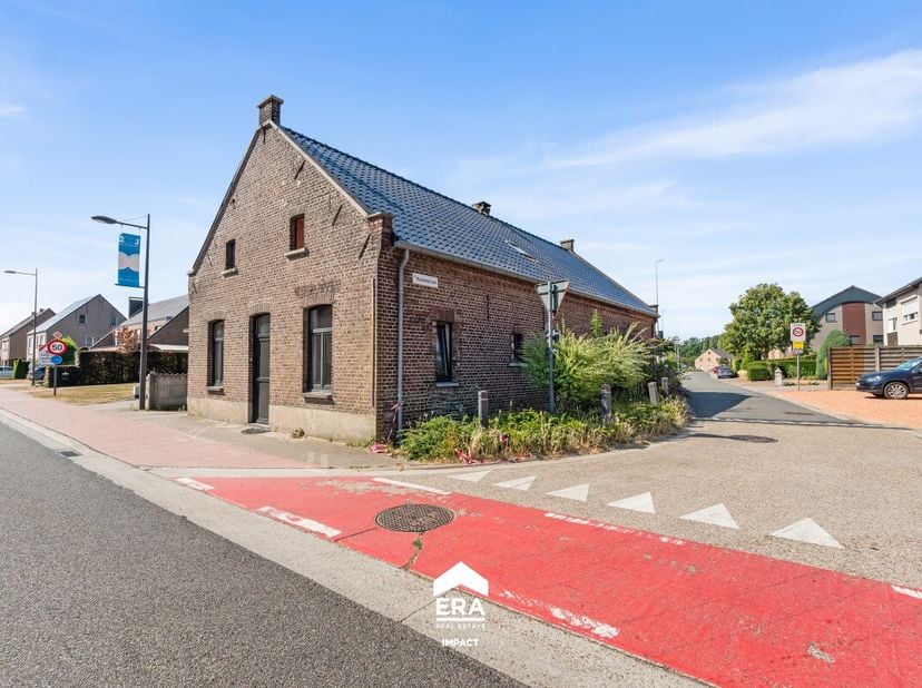 Gelegen in het rustige Lozen, deelgemeente van Bocholt, bevindt zich deze open bebouwing op een perceel van 598 m². Dankzij de vlotte verbinding naar