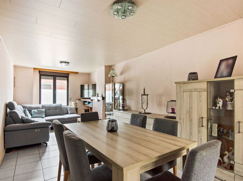 Ligging:<br />
Deze woning is gelegen in de rustige Kilstraat in Hoboken, een aangename woonomgeving met winkels, scholen, openbaar vervoer en belangr