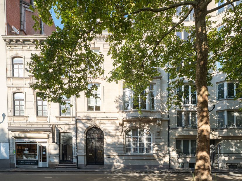 "L’Étude Louise" – Emblematisch herenhuis te huur op de Louizalaan<br />
Gelegen aan een van de meest prestigieuze lanen van Brussel, belichaamt dit h