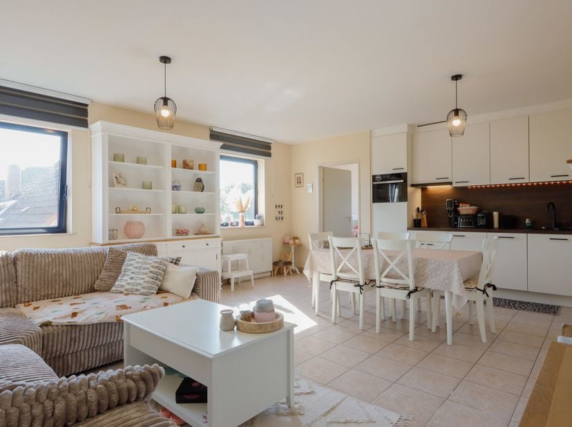 Dit recent vernieuwde appartement is gelegen op de eerste verdieping van een kleinschalige residentie, met beperkte gemeenschappelijke kosten. Het geb