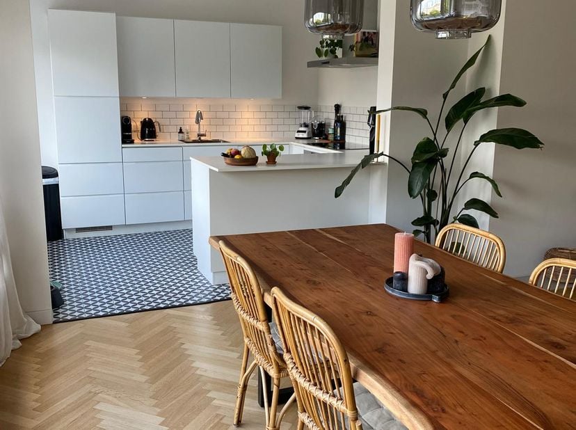 Dit volledig gerenoveerde appartement biedt 116 m² wooncomfort en combineert ruimte, licht en karakter. De authentieke visgraatparketvloer en grote ra