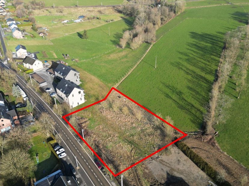ERA B-LUX biedt u deze bouwgrond van 31 are 67 centiare aan, ideaal gelegen in Marche-en-Famenne, in een rustige omgeving en toch dicht bij alle voorz