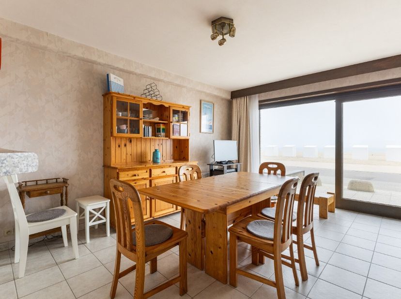À vendre : appartement sur la digue à Sint-Idesbald, avec une vue imprenable sur la mer et une grande terrasse orientée plein sud. Cet appartement fer