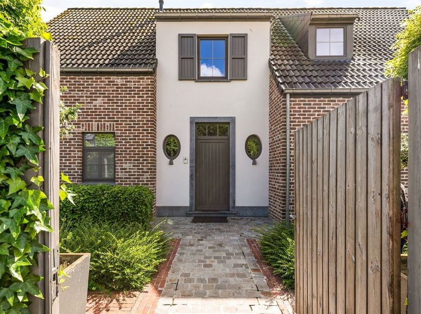 Rustig gelegen OB met 5 slpks en zwembad<br />
Gelegen in een rustige en groene omgeving in Moerbeke geniet deze woning van een aangename, residentiël