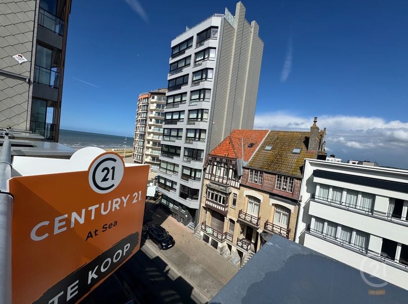 Charmant appartement penthouse situé au dernier étage, idéalement situé à Westende-Bad. En entrant, vous découvrez un lumineux séjour avec cuisine ouv