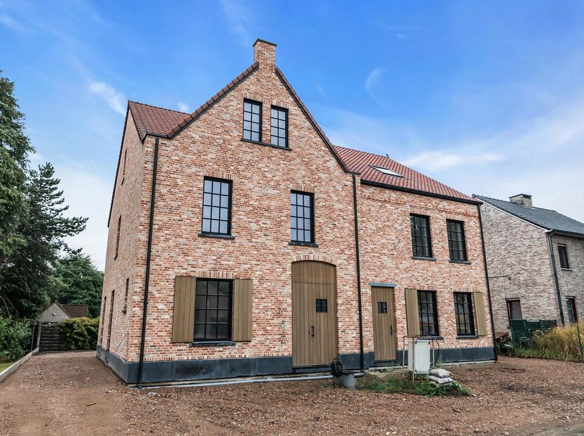 Op een centrale en vlot bereikbare locatie aan de Koolmijnlaan in Koersel wordt deze royale nieuwbouw pastorijwoning gerealiseerd. De stijlvolle halfo